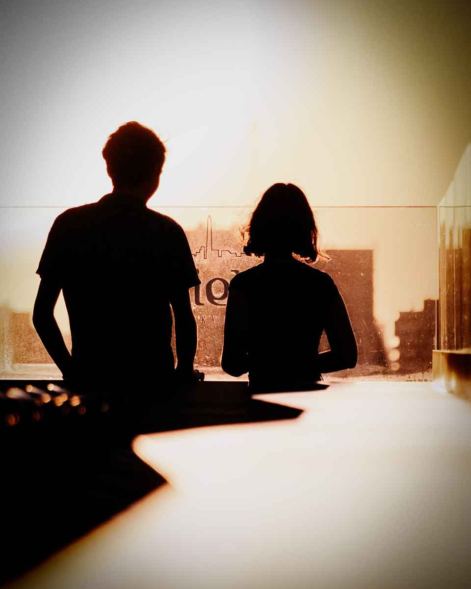 Bir ciftin arkadan cekilmis fotgrafi. Cift Asli Demirel'in Mariendorf'taki muayenehanesinde cift terapisi sirasinda belirledikleri hedefleri planliyorlar.