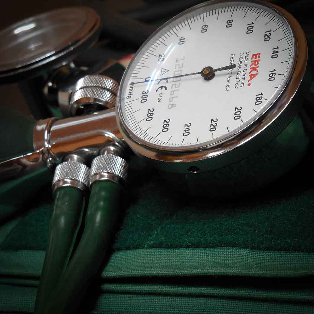 Foto eines analogen Blutdruckmessger&auml;ts.