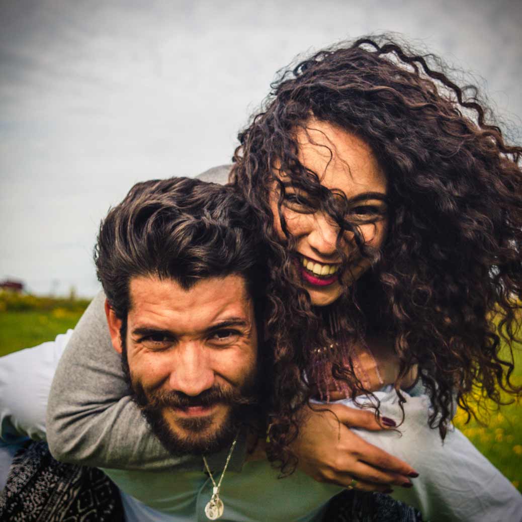 Ein junges Paar in Paartherapie bei der Therapeutin Asli Demirel.