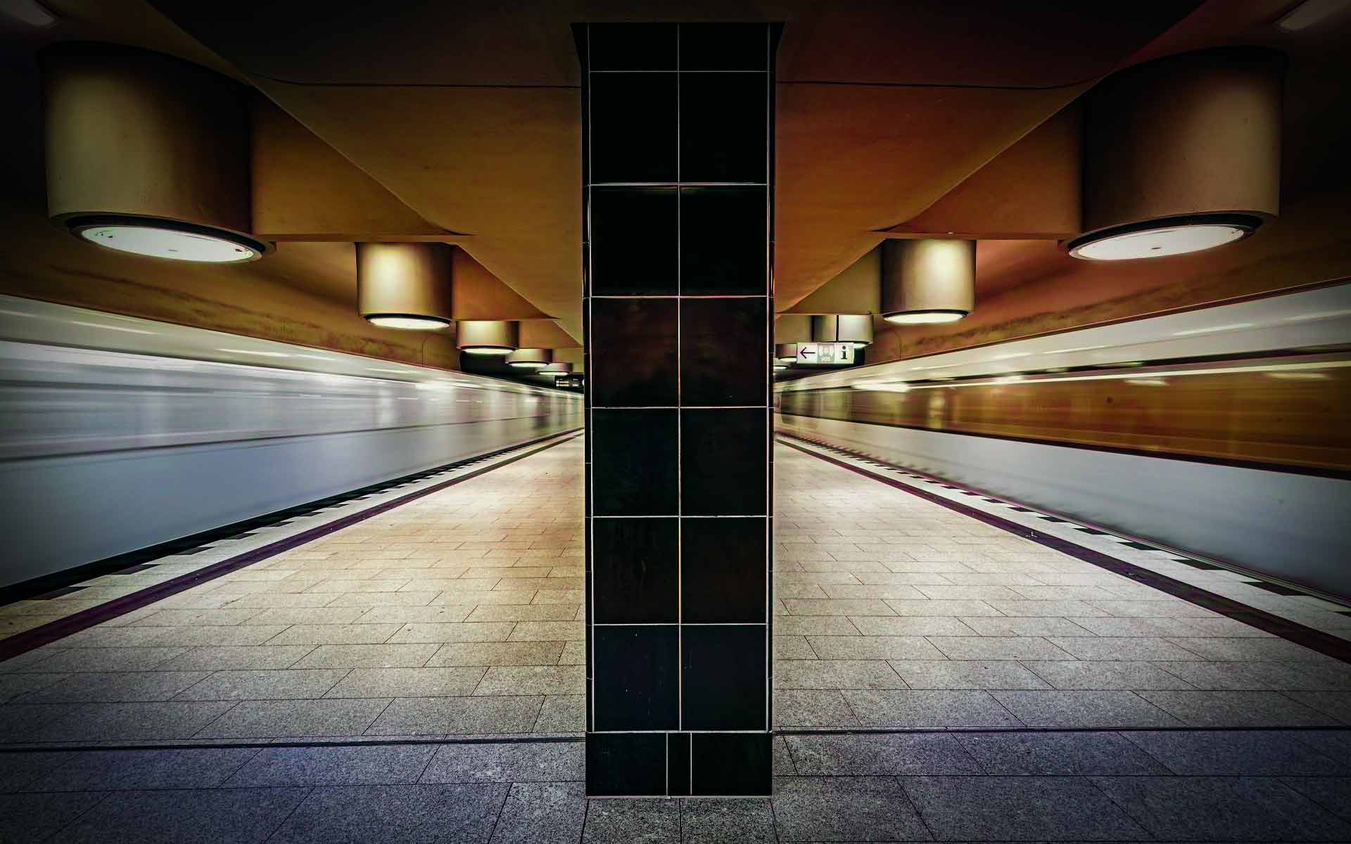 Ein U-Bahn-Bahnhof in Berlin. Die Praxen von Asli Demirel sind leicht erreichbar mit den öffentlichen Verkehrsmitteln.