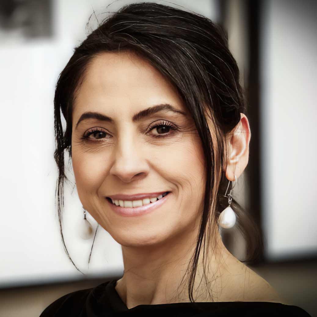 Fotoportrait von Asli Demirel, Heilpraktikerin für Psychotherapie und Systemische Therapeutin für Paartherapie, in ihrer Praxis in Berlin-Mariendorf.
